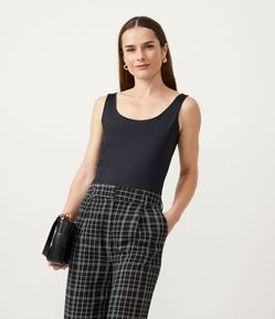 Blusa em Poliamida com Decote U e Alça Larga