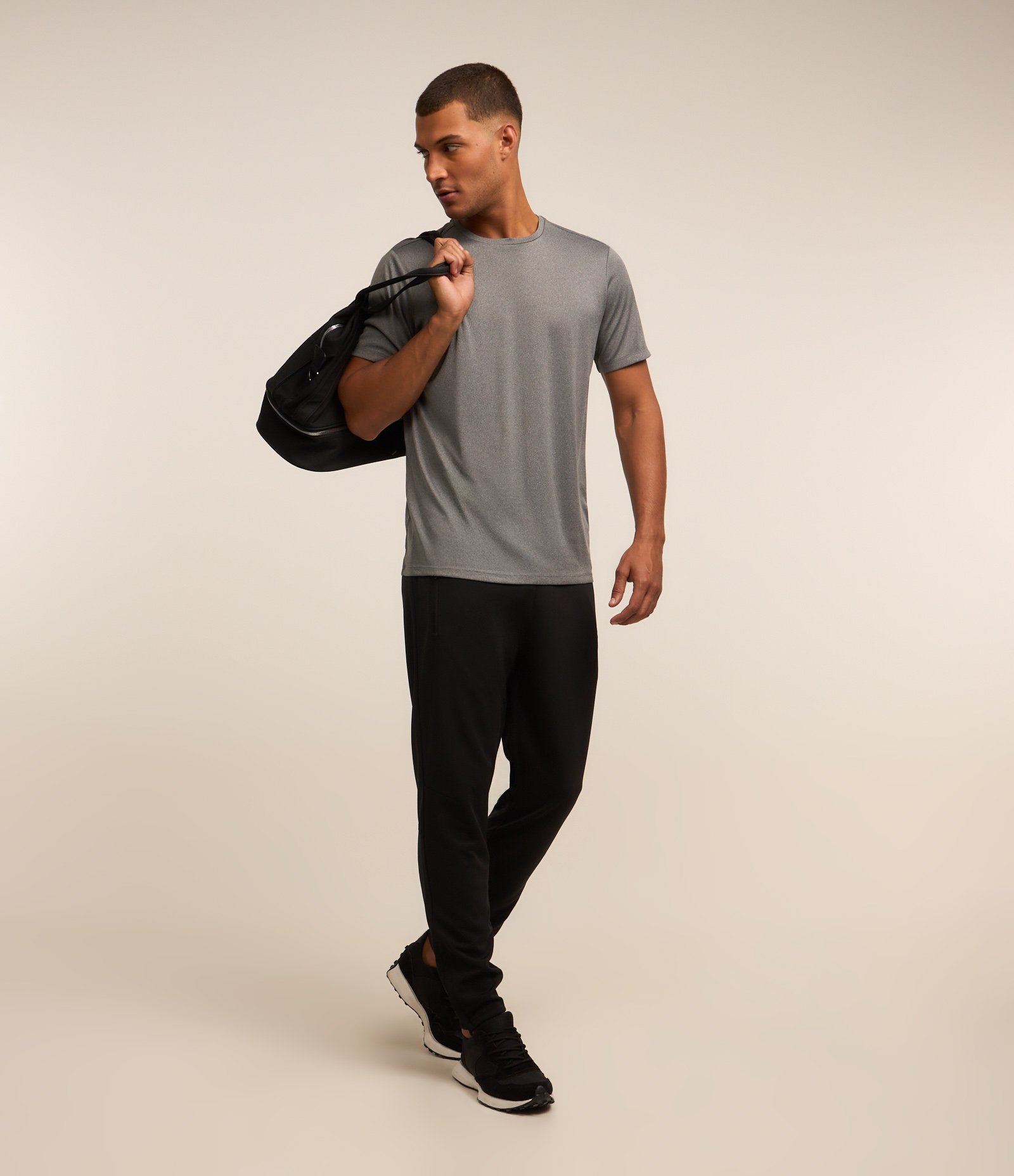 Camiseta Esportiva Básica em Tecnologia Dry com Manga Curta Cinza 2