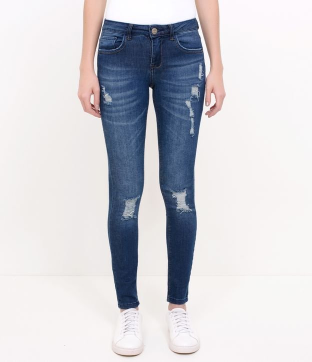 Calça Skinny Cintura Baixa em Jeans com Puídos e Pontos de Luz - Cor: Azul - Tamanho: 34