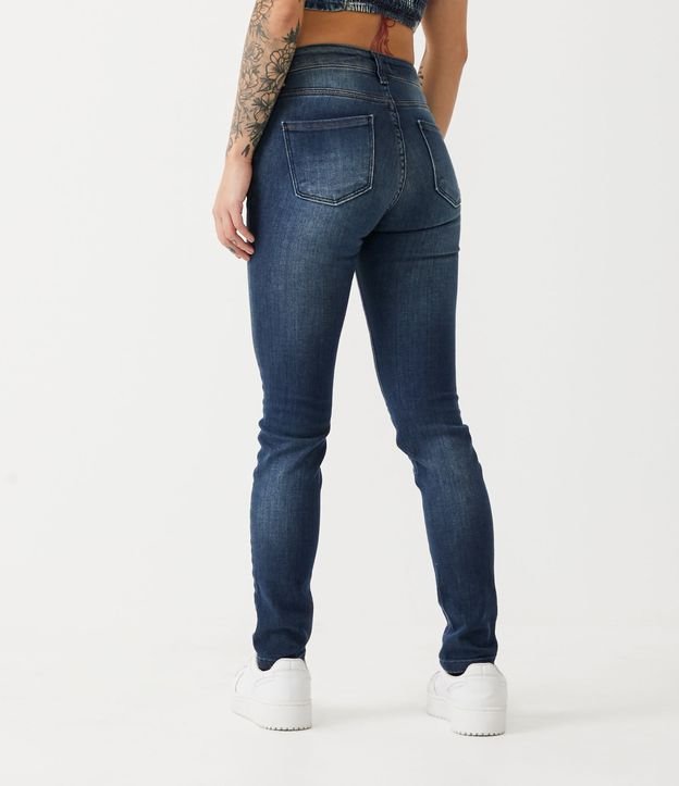 Calça Skinny Cintura Baixa em Jeans com Puídos e Pontos de Luz Azul 3