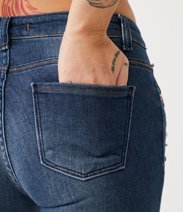 Calça Skinny Cintura Baixa em Jeans com Puídos e Pontos de Luz Azul 6