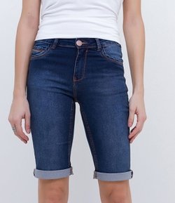 Bermuda em Jeans com Barra Dobrada