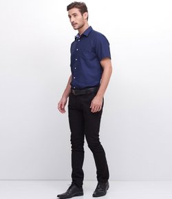 pantalón negro camisa azul