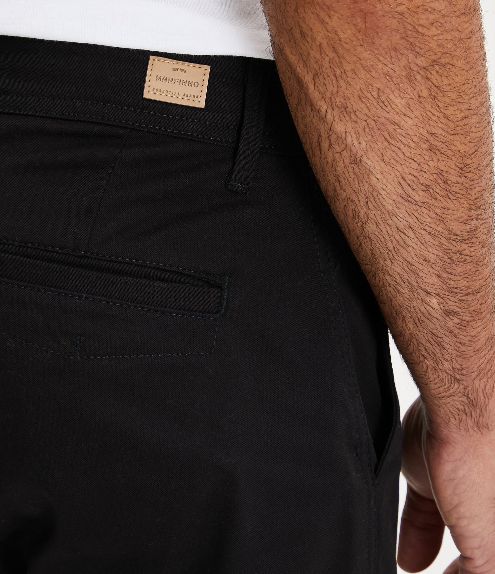 Calça Slim Básica em Sarja com Elastano Preto 4