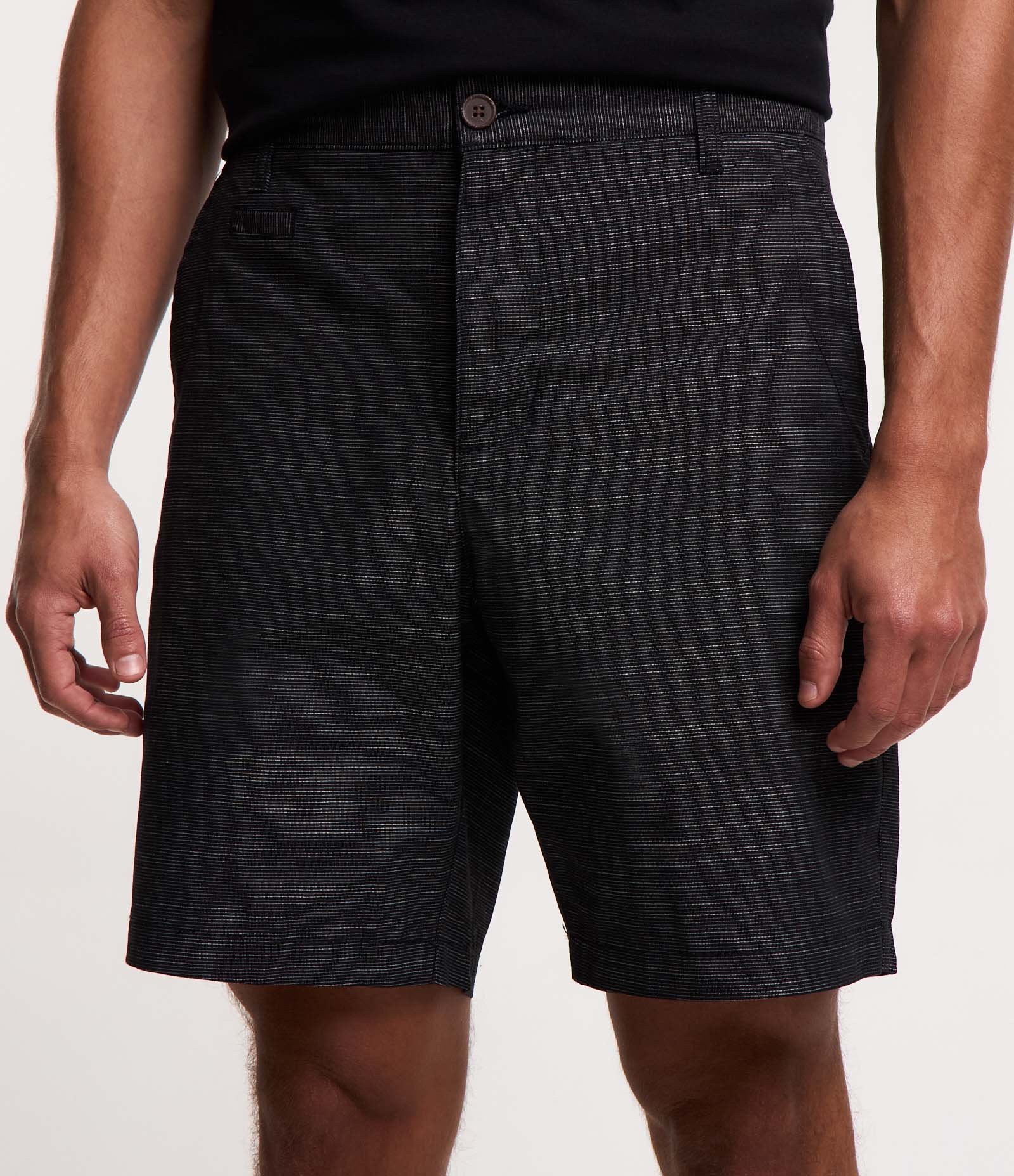 Bermuda de Passeio em Flamê com Textura e Bolsos Preto 2