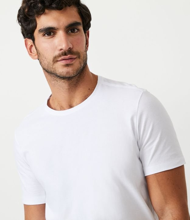 Camiseta Slim Básica em Algodão Peruano com Gola Redonda Branco 4