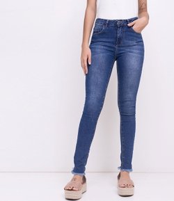 Calça Skinny Jeans com Barra Desfiada