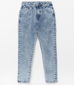 calça mom jeans marmorizada