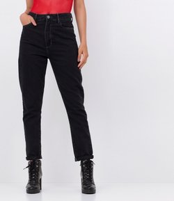 Calça Mom Jeans com Barra Dobrada