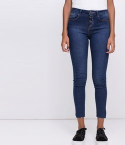 Calça Skinny Jeans com Botões Frontais