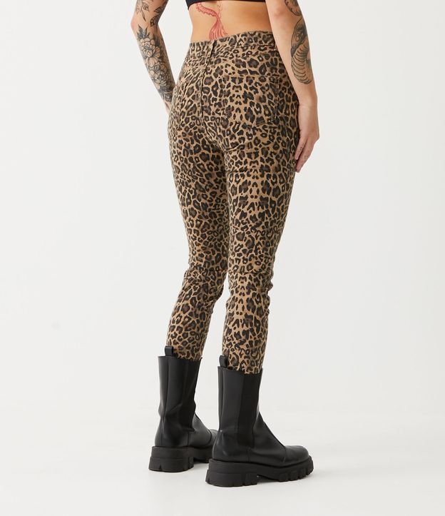 Calça Skinny Jeans com Estampa Animal Print Onça Bege 3