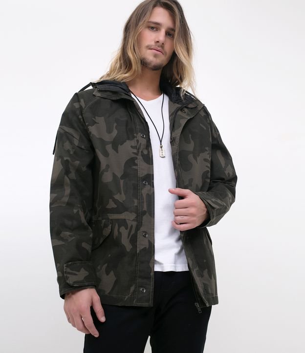 jaqueta camuflada com capuz em sarja