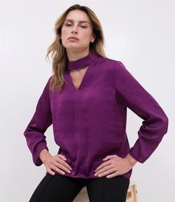 Blusa com Gola Choker 