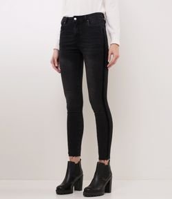 Calça Jeans Skinny Faixa Lateral em Veludo