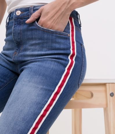 calças jeans com listras do lado