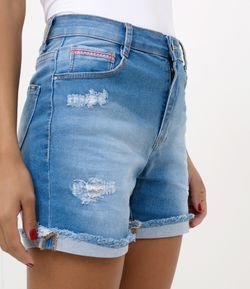 Short Jeans com Puídos 