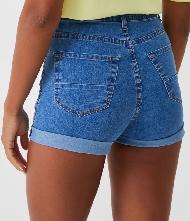 Short Hotpants em Jeans com Bolsos e Barra Dobrada Azul 3