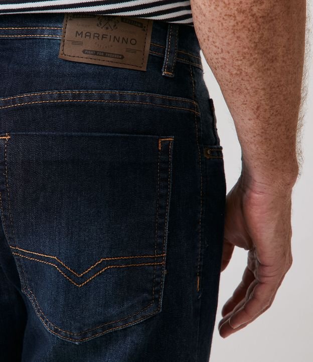 Calça Slim Básica Jeans com Elastano e Pesponto Contrastante Azul Escuro 5