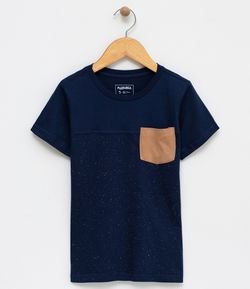 Camiseta Infantil Estampada com Bolso em Sued - Tam 5 a 14