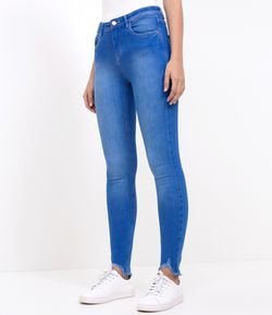 Calça Skinny Jeans Barra Desfiada 