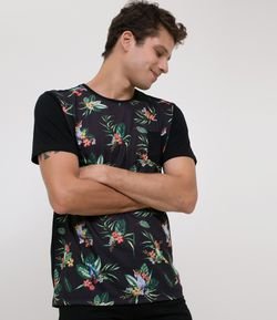 Camiseta com Estampa Floral e Bolso