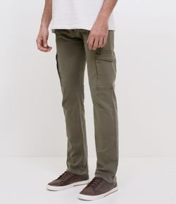 Calça com Bolso Lateral em Sarja