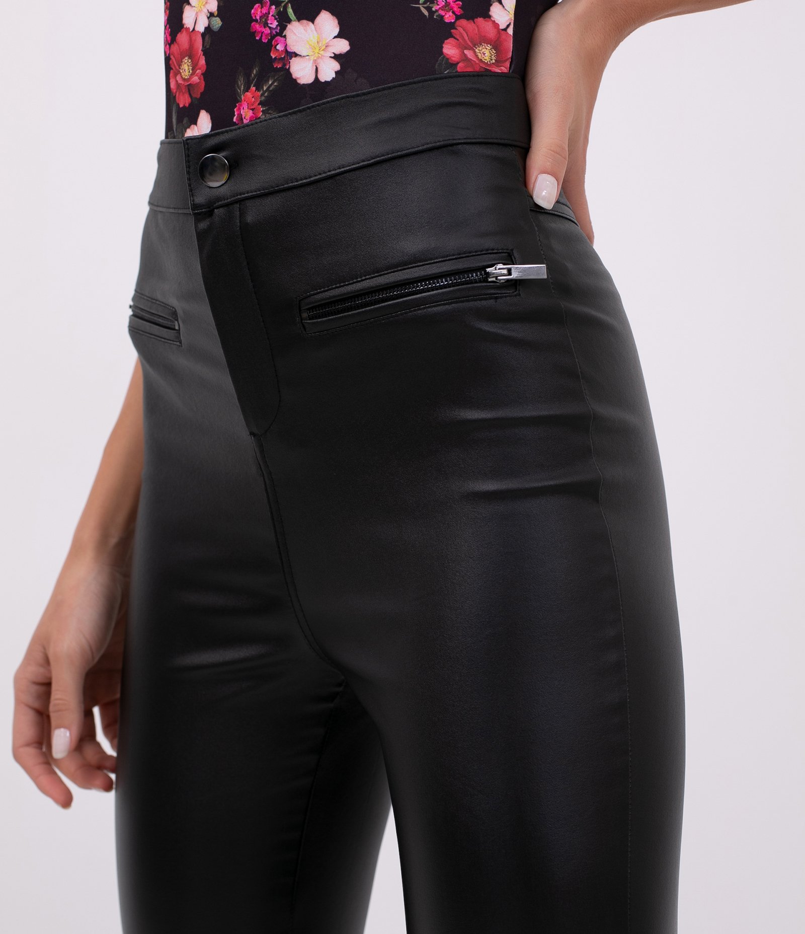 Calça Skinny com Zíper em Material Sintético  Preto 3