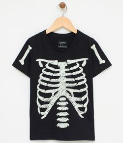 Camiseta Infantil com Estampa de Esqueleto Brilha no Escuro - Tam 6 a 14