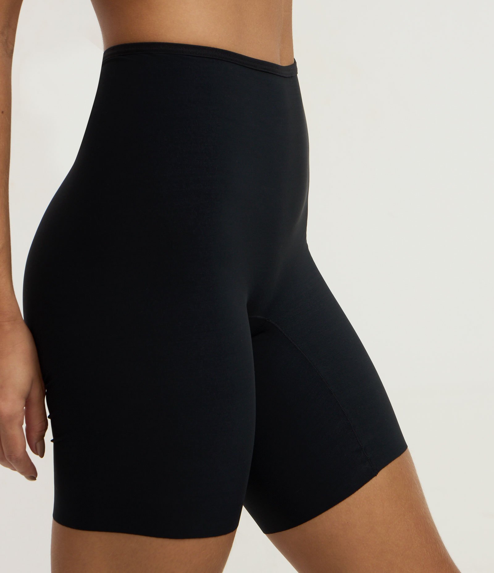 Bermuda Modeladora Em Microfibra Liso Preto 3