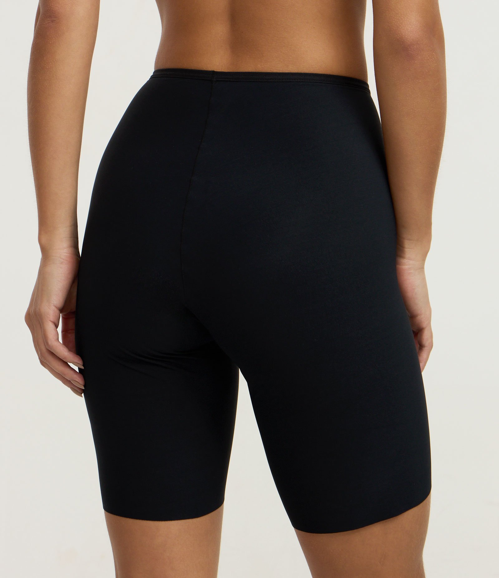 Bermuda Modeladora Em Microfibra Liso Preto 5