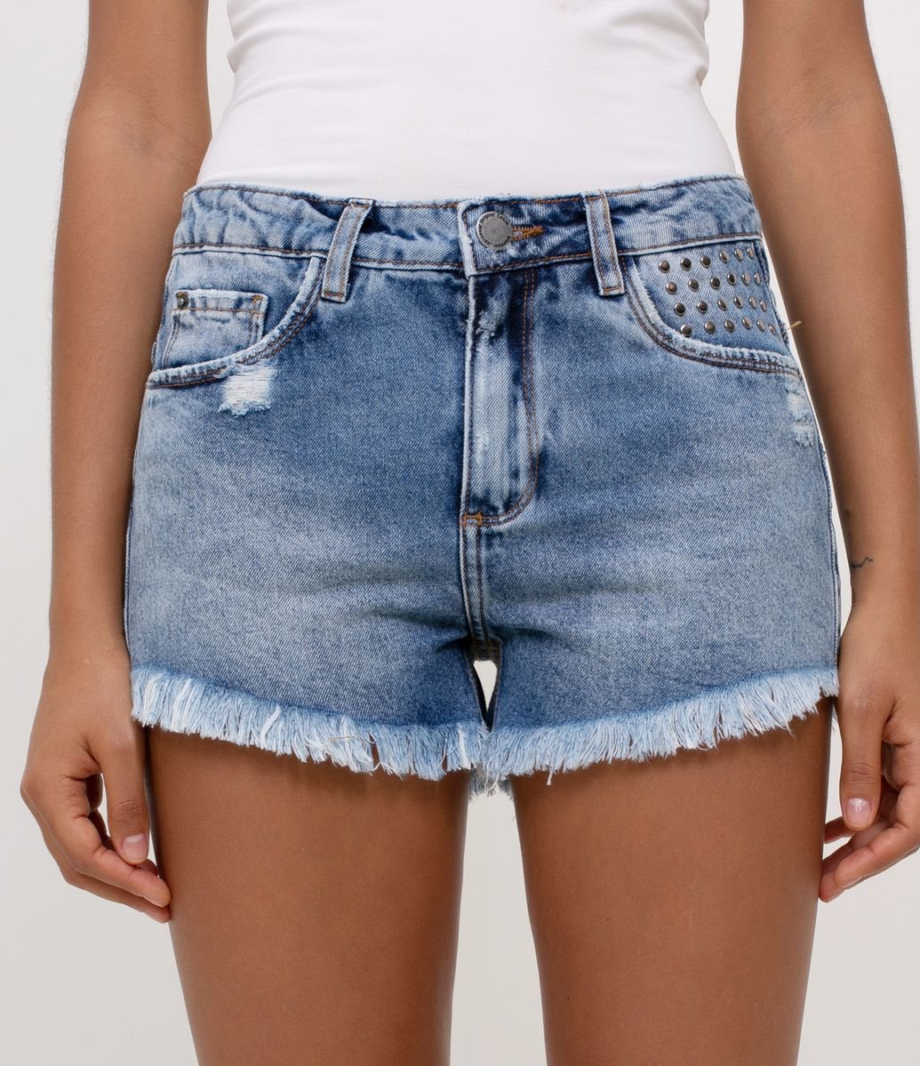 short jeans com tachinhas