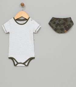 Body Infantil Liso com Babador de Estampa Camuflada - Tam 0 a 18 meses