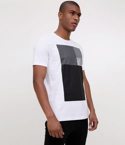 Camiseta Slim com  Estampa Quadrados