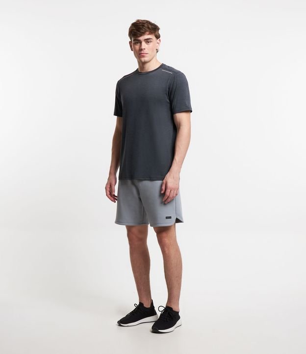 Camiseta Esportiva Básica em Dry Fit com Detalhes Refletivos Cinza Escuro 2