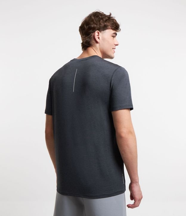 Camiseta Esportiva Básica em Dry Fit com Detalhes Refletivos Cinza Escuro 3