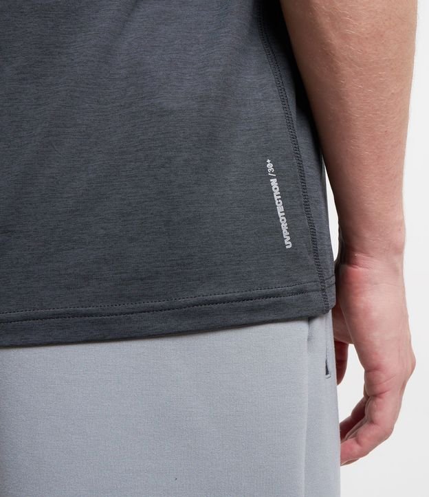 Camiseta Esportiva Básica em Dry Fit com Detalhes Refletivos Cinza Escuro 6