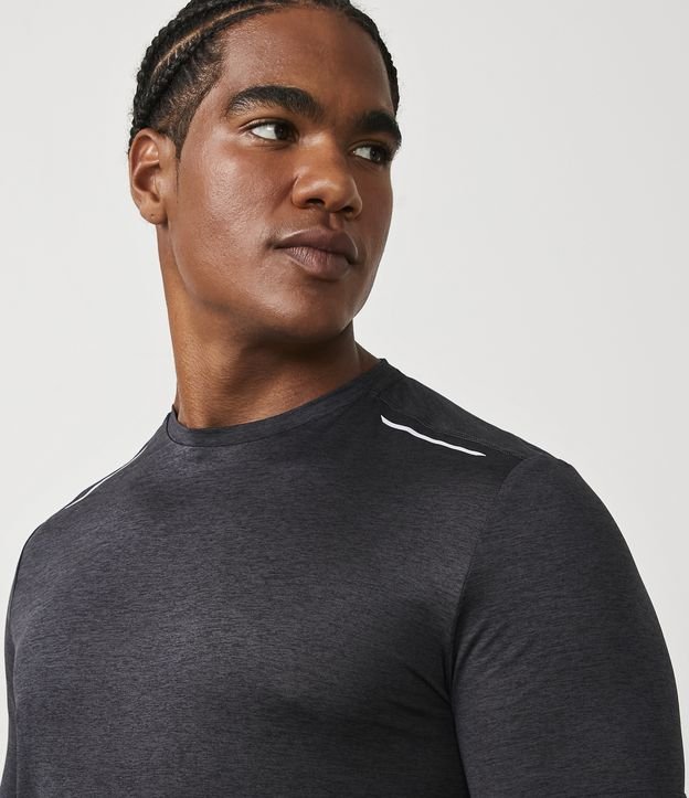 Camiseta Esportiva Básica em Dry Fit com Detalhes Refletivos Cinza Escuro 4
