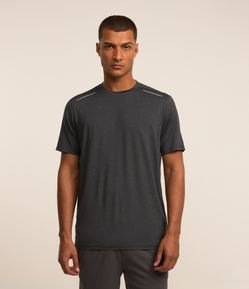 Camiseta Esportiva com Tecnologia Dry e Detalhes Refletivos