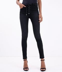 Calça Jeans Skinny com Amarração Frontal e Barra Desfeita