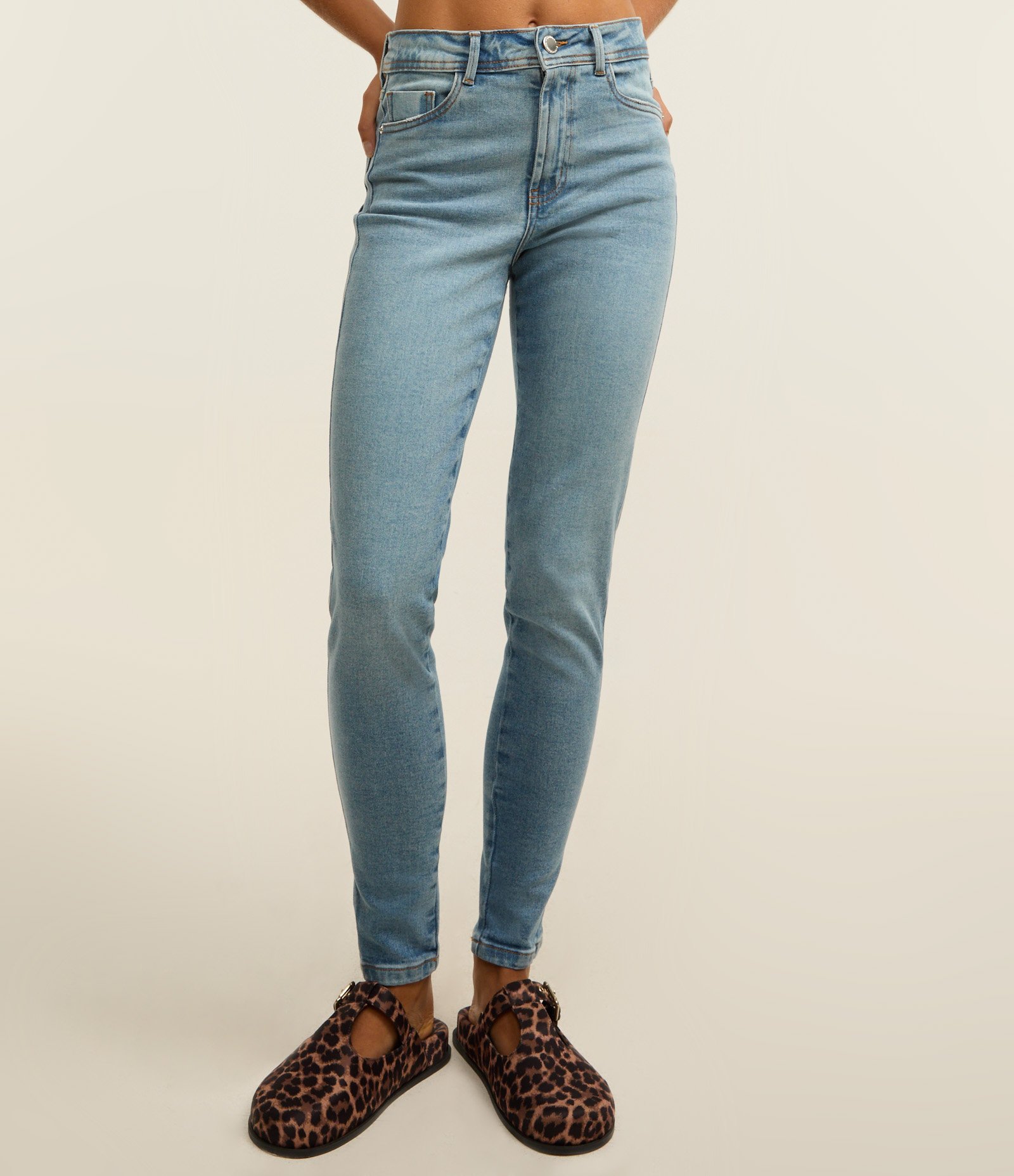Calça Skinny Básica em Jeans com Cintura Média Azul 2
