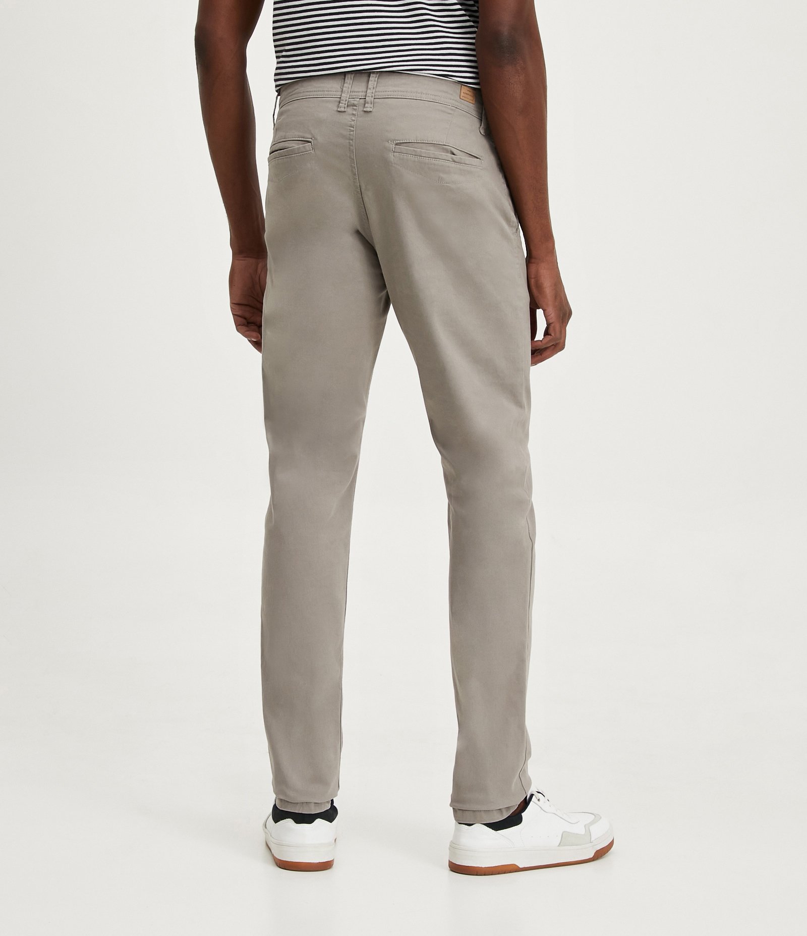 Calça Slim Básica em Sarja com Elastano Cinza 3