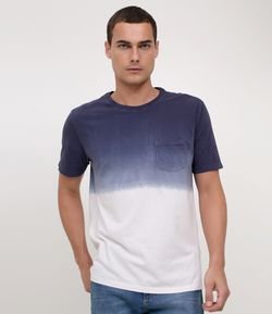 Camiseta com Deep Dyed e Bolso
