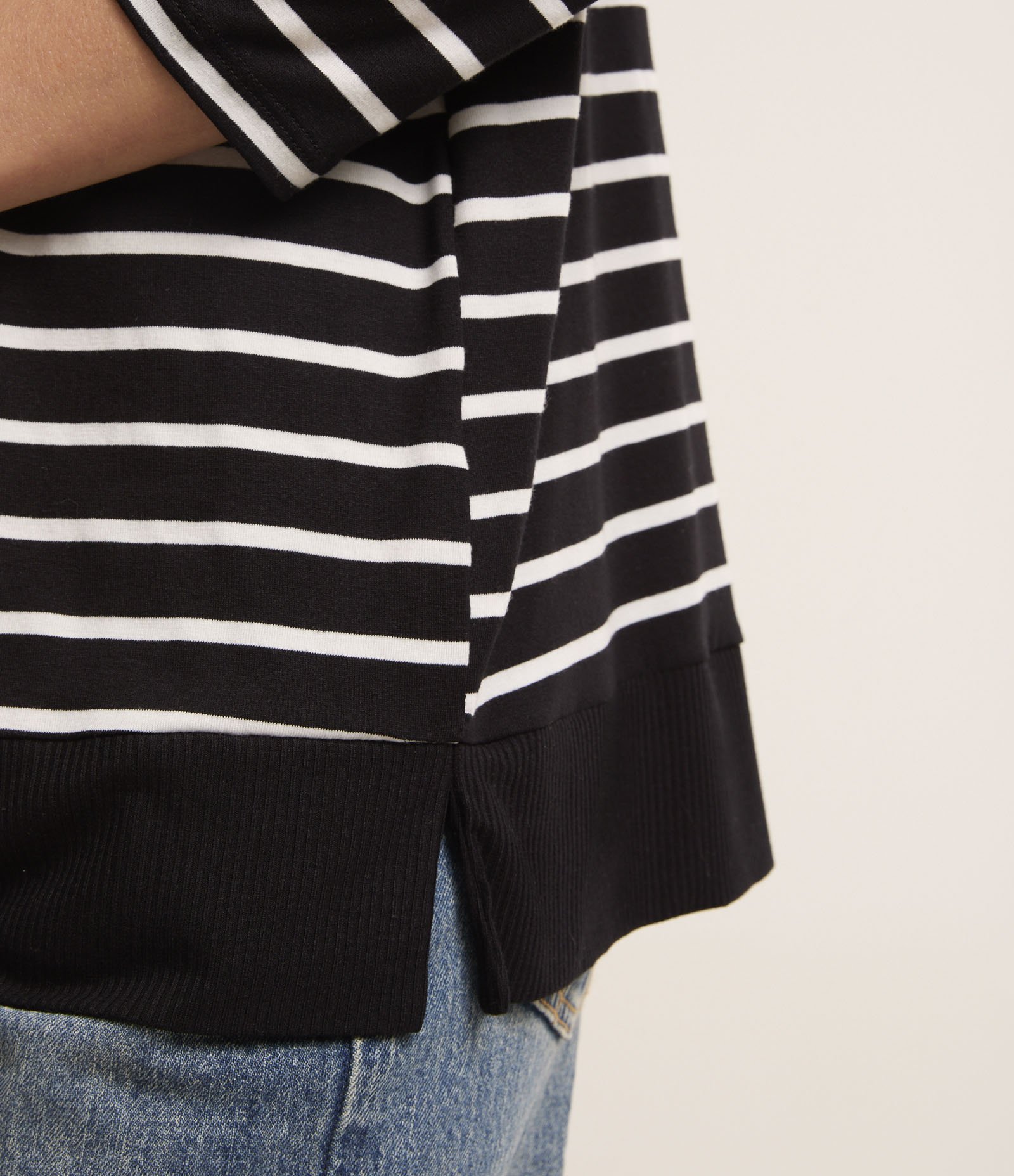 Blusa em Viscose com Estampa Listrada Preto 5