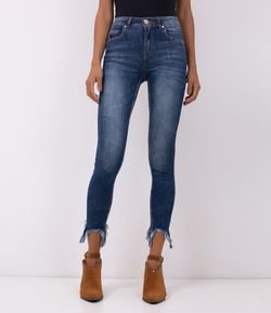 Calça Jeans Skinny com Barra Desfiada 