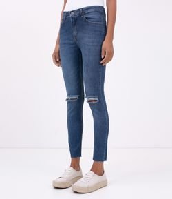 Calça Jeans Skinny com Puídos nos Joelhos e Barra Desfeita