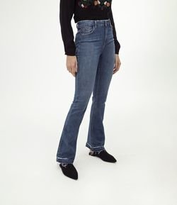 Calça Jeans Boot Cut com Barra Desfiada 