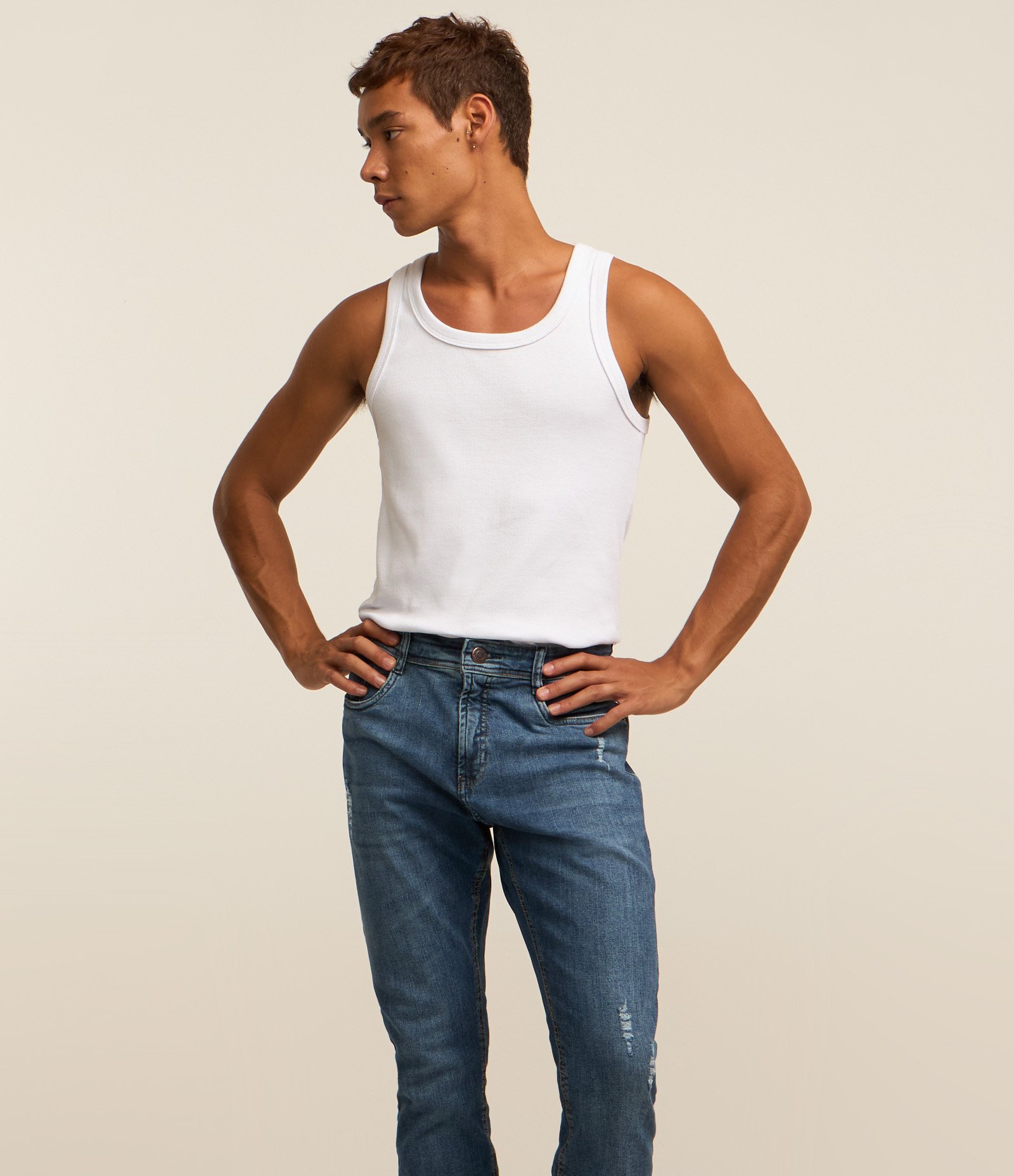 Calça Skinny Jeans com Puídos e Bolsos Azul 2