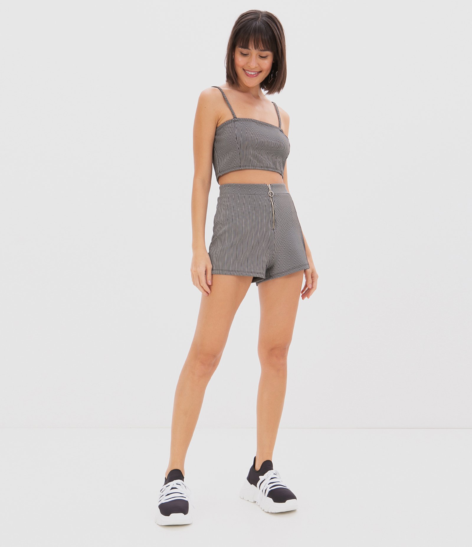 Short Curto Listrado com Zíper Preto 4