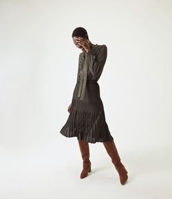 Vestido Midi em Tricô com Gola Laço e Saia Evasê