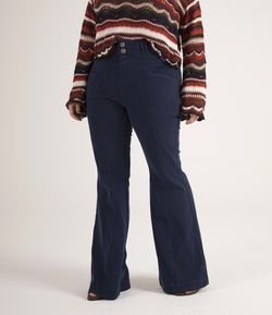 Calça Jeans Flare com Recortes Curve & Plus Size